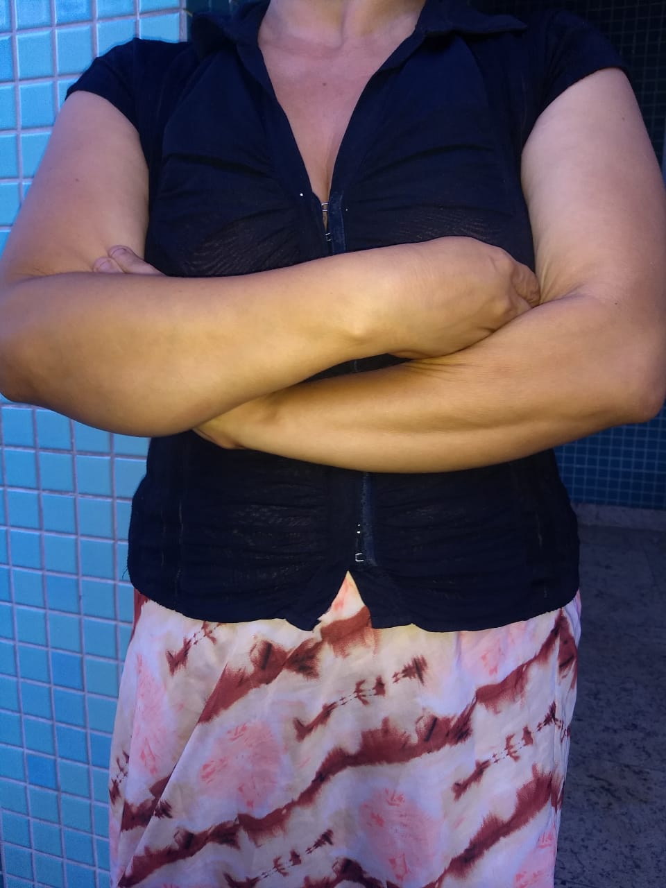 (Mulher do fotógrafo esfaqueado aguarda noticias do marido no hospital. Foto: Taís de Hollanda/AT)