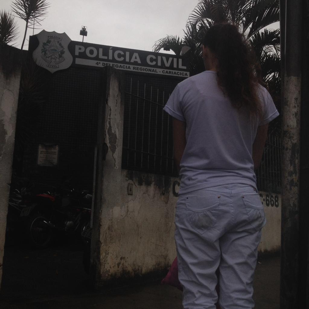 Estudante assaltada em ponto de ônibus (Foto: Kananda Natielly)