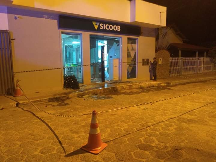 Polícia isolou a área após explosões. (Foto: Foto enviada via WhatsApp.)