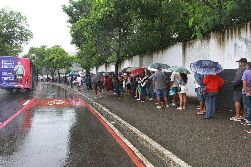 Fila para renegociação de dívidas (Foto: Dayana Souza)