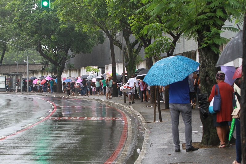 Fila na Arena Vitória (Foto: Dayana Souza)