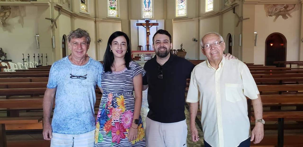 Músico posou ao lado de integrantes da Pastoral de Comunicação e do pároco da igreja (Foto: Michel Pessoa / Basílica de Santo Antônio)