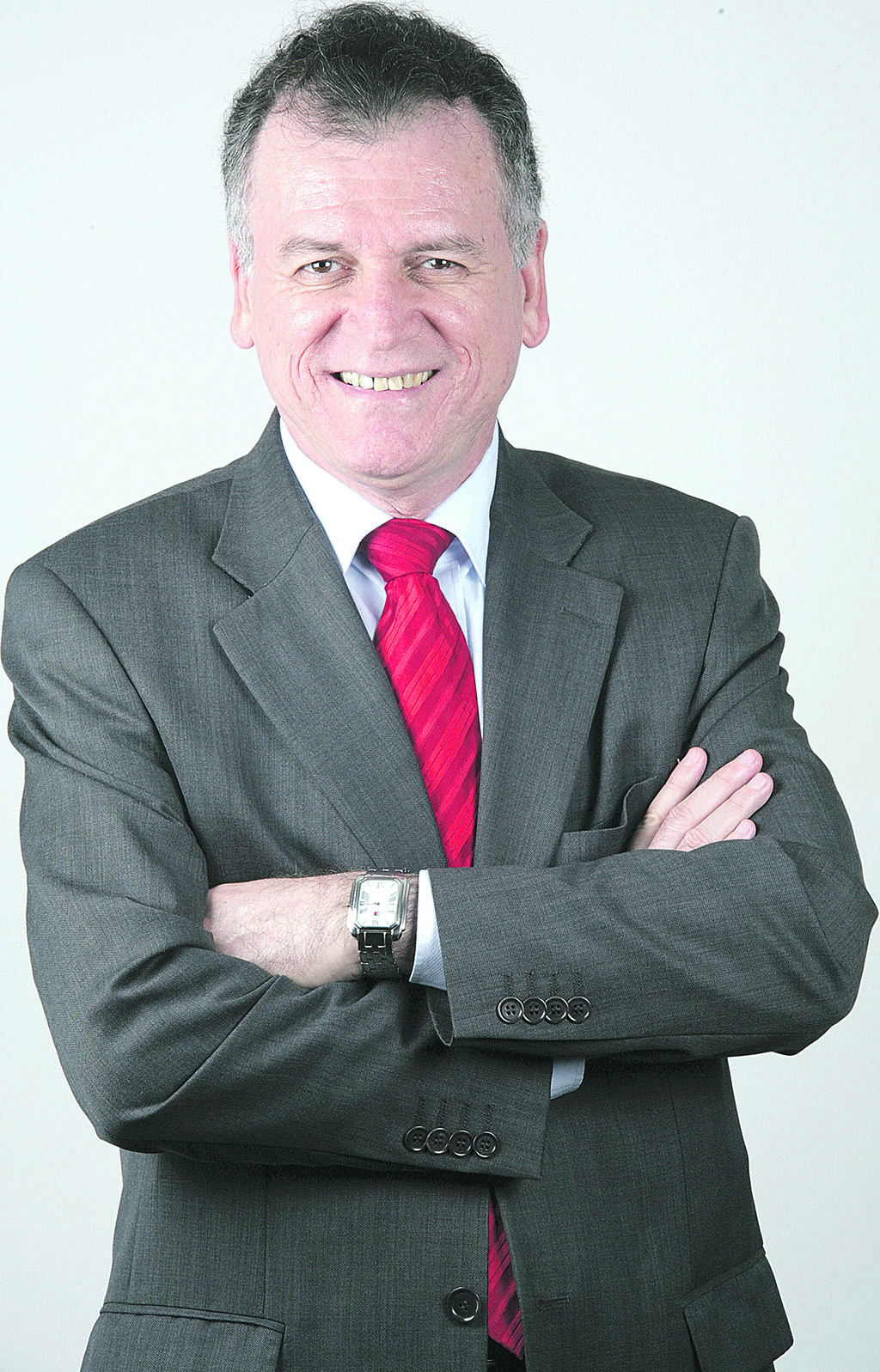 Na foto Ruy Leal Ruy Leal É formado em Publicidade, Propaganda e Marketing pela FAAP, cursos de especialização em direção de marketing pela FGV SP, economia pela FIPE USP e MBA em Marketing de Serviços pela ESPM. Foi Diretor da APARH DF e Conselheiro da APARH SP. Atua há mais de 30 anos no trabalho de capacitação de jovens para o ingresso no mercado de trabalho e na orientação de profissionais de Recursos Humanos e educadores sobre programas de estágios, coaching e mentoring. Com obras publicadas em diversos países, é autor dos livros