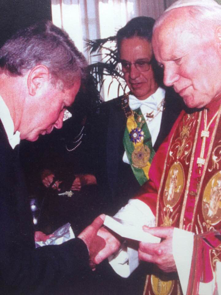Ao lado do Papa João Paulo II e Fernando Henrique Cardoso, durante sua visita ao Estado (Foto: Acervo A Tribuna)
