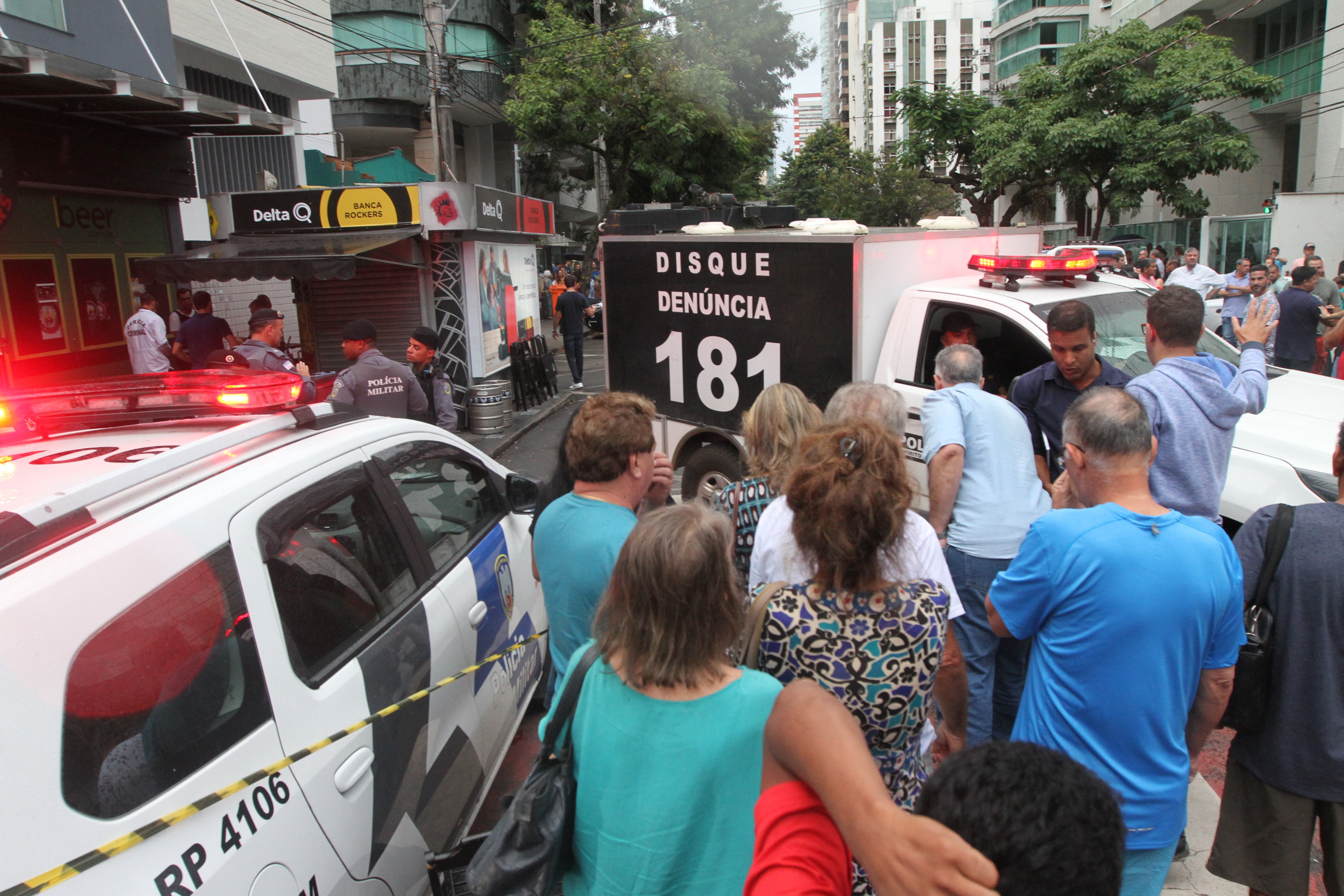 Moradores e comerciantes se aglomeraram na rua Joaquim Lírio, onde o ex-governador Gerson Camata foi morto. (Foto: Rodrigo Gavini/AT)