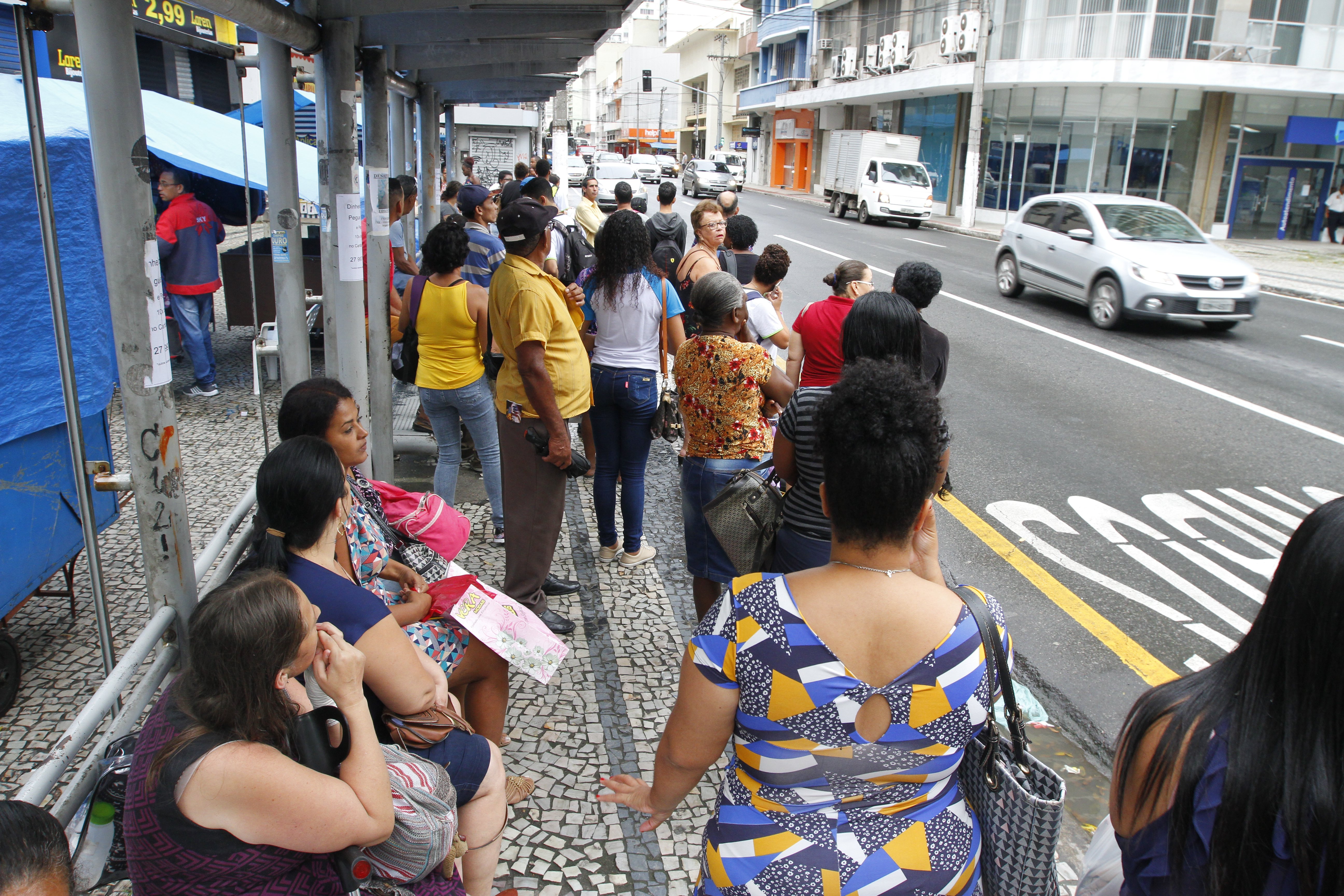 Ponto de ônibus na avenida Jerônimo Monteiro, no Centro de Vitória. (Foto: Leone Iglesias/Arquivo AT 03/12/18)
