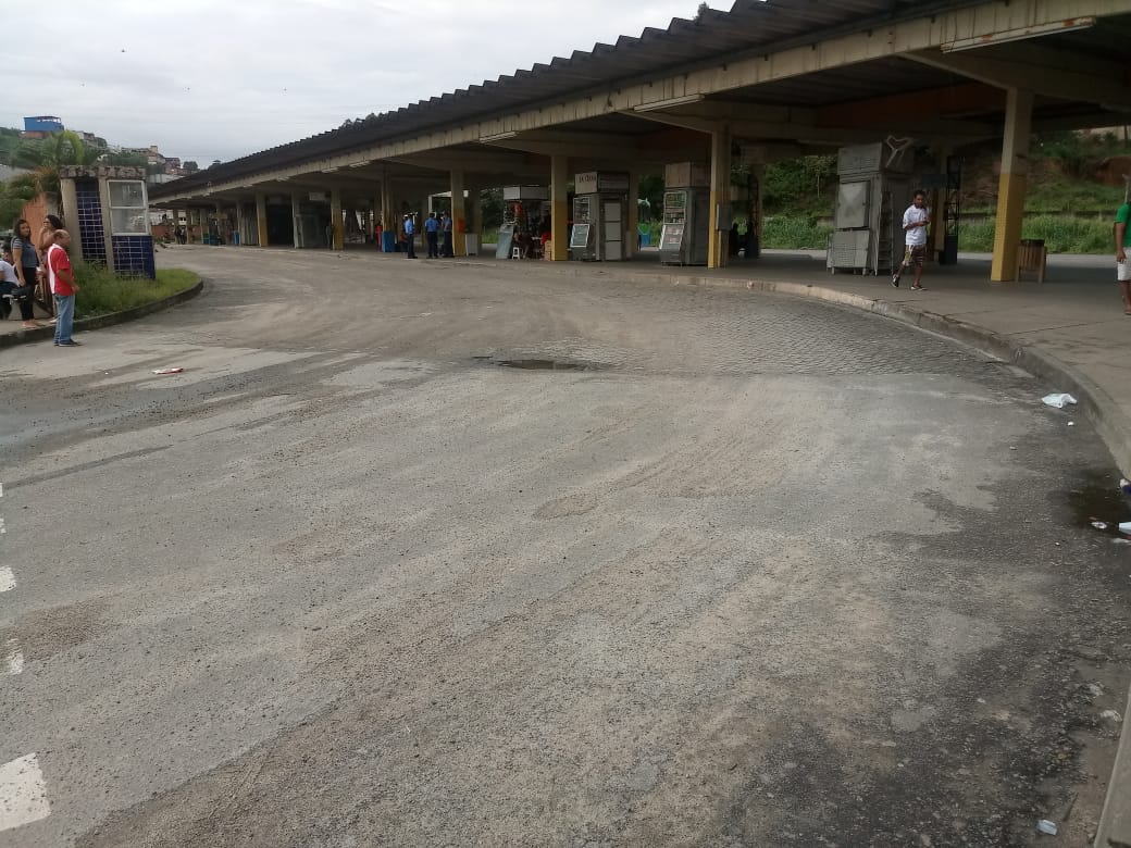 Terminal de Itacibá vazio às 8 horas. (Foto: Maria Julia do Nascimento)