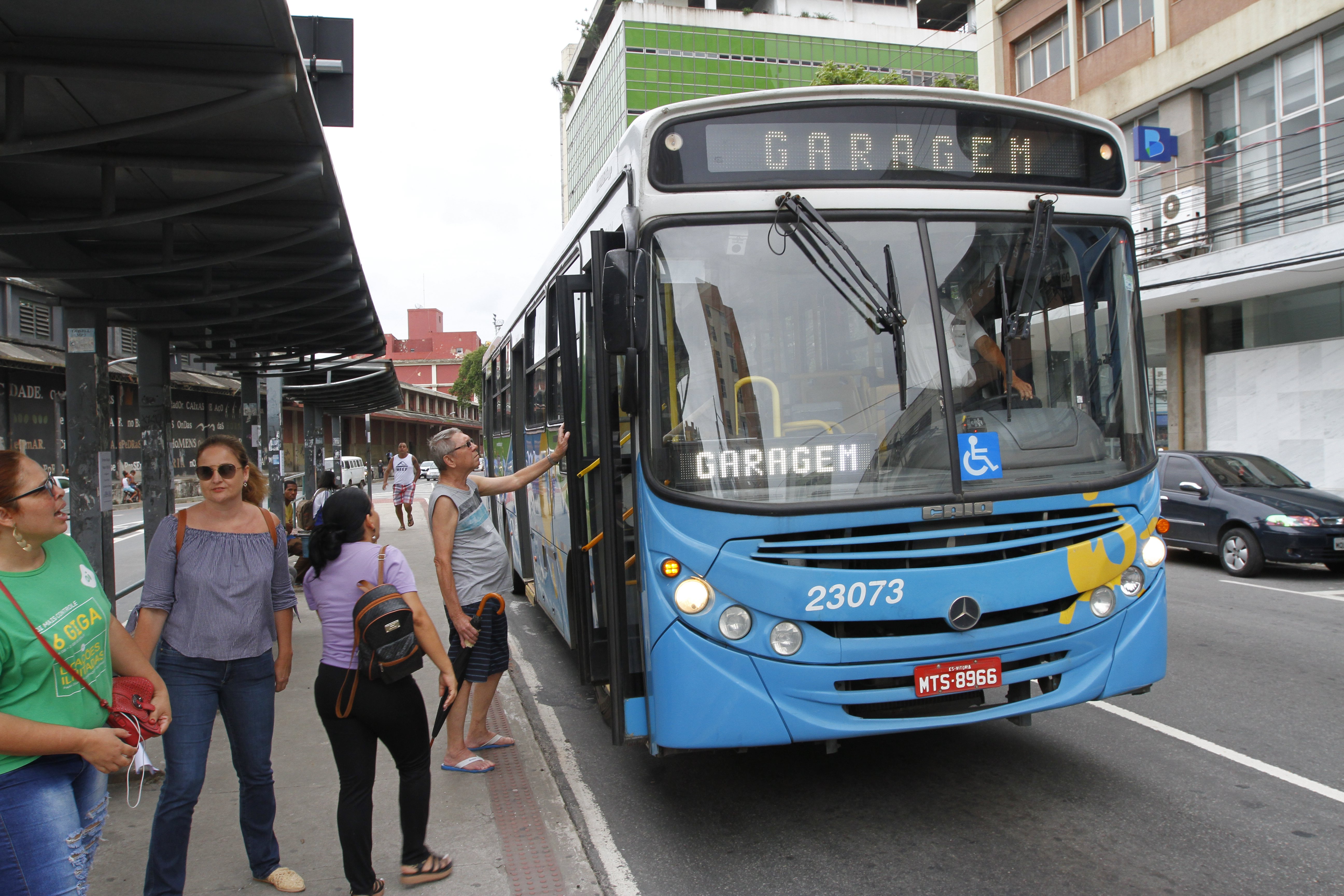 Passageiros tentam embarcar em coletivo na avenida Governador Bley, no Centro de Vitória. (Foto: Leone Iglesias/Arquivo AT 04/12/18)