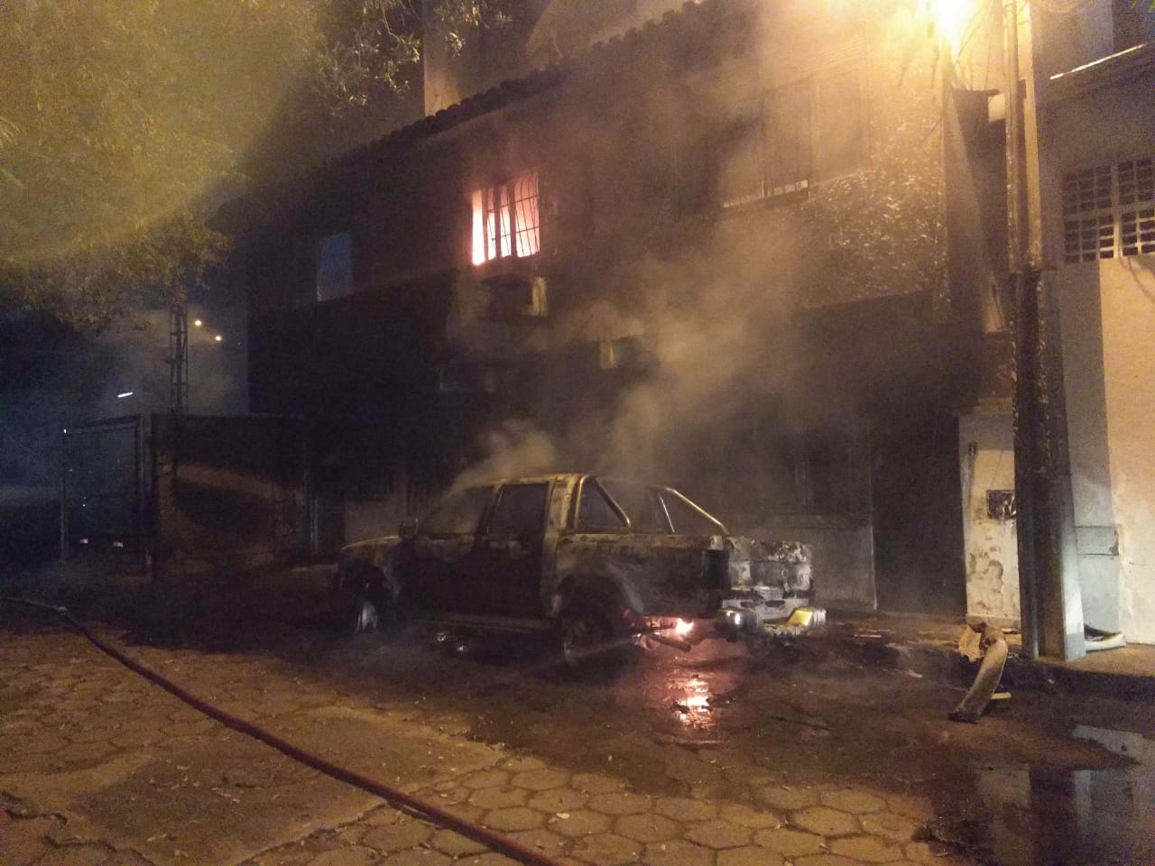 O fogo destruiu três veículos e uma casa. (Foto: Divulgação Polícia Militar/ 8º Batalhão)