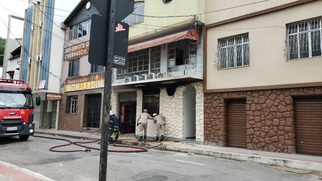 Bombeiros combatem incêndio em lanchonete. (Foto: Suzy Faria)