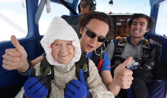 Irene O'Shea, 102 anos, pronta para saltar de paraquedas (Foto: AFP Photo/SA SkyDiving/Bryce Sellick & Matt Teager)