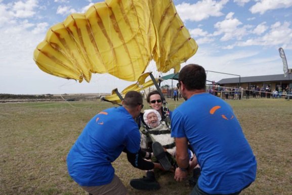 Irene O'Shea, 102 anos, pousa em segurança após salto de paraquedas (Foto: AFP Photo/SA SkyDiving/Bryce Sellick & Matt Teager)