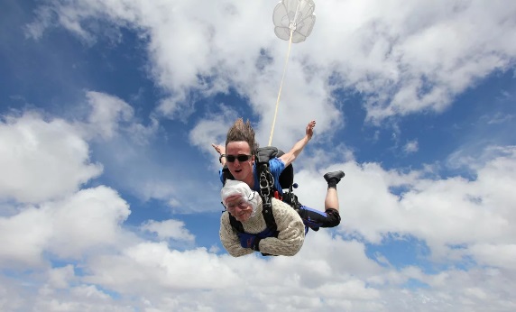 Irene O'Shea, 102 anos, salta de paraquedas no Sul da Austrália (Foto: AFP Photo/SA SkyDiving/Bryce Sellick & Matt Teager)