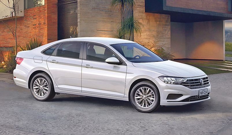 Importado do México, o sedã acelera de 0 a 100 km/h em 8,9 segundos e atinge a velocidade máxima de 210 km/h (Foto: Assessoria / Volkswagen)