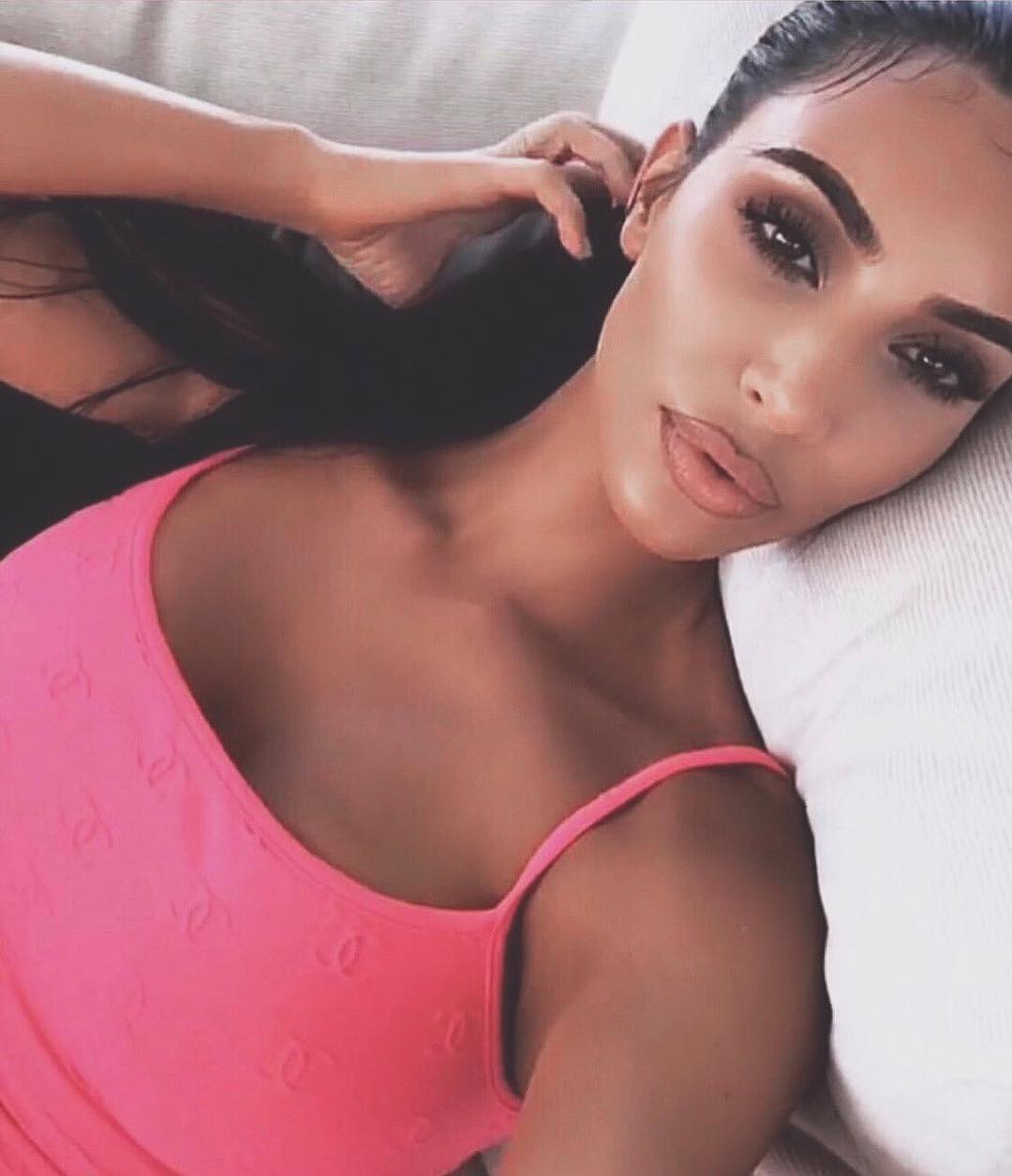 A socialite foi surpreendida pelo presente (Foto: Reprodução/ Instagram @kimkardashian)