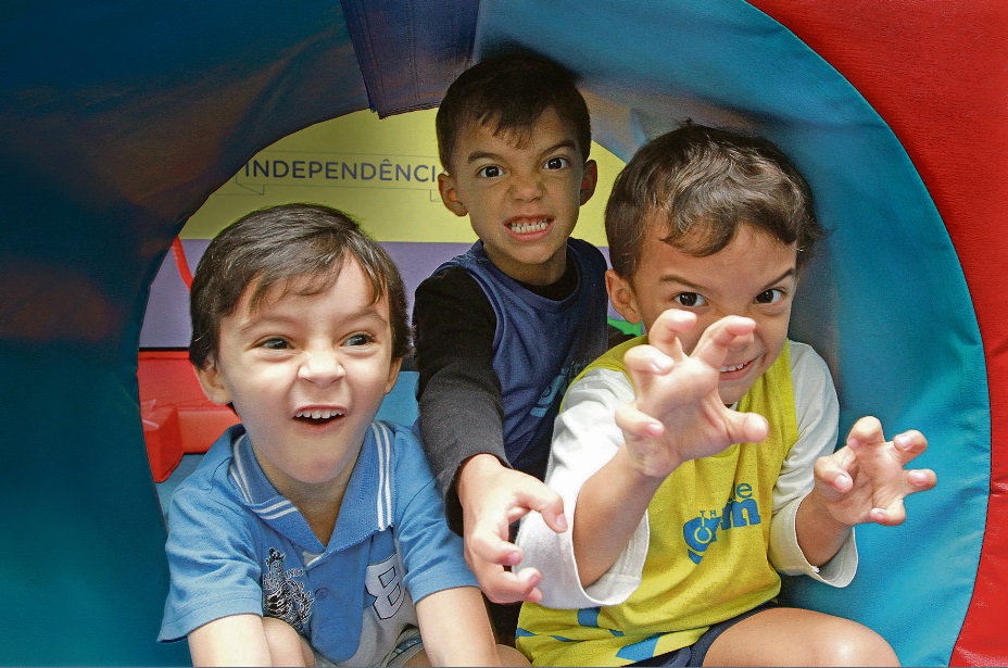 Lorenzo e os gêmeos Pedro e Rafael já foram matriculados pelos seus pais para participar de colônia de férias: diversão garantida (Foto: Dayana Souza/A Tribuna)