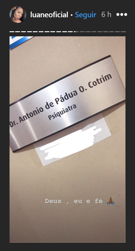 Placa na porta de um psiquiatra foi postada pela atriz (Foto: Reprodução / Instagram @luanedias)