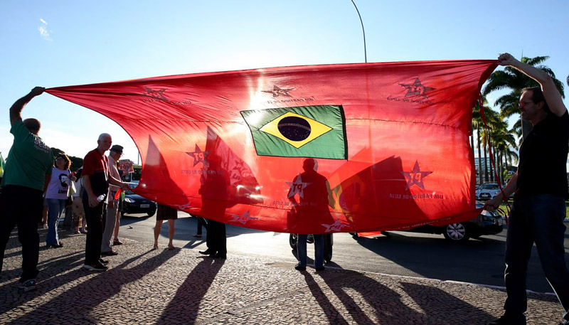 Militantes do PT se concentraram em frente ao STF (Foto: Wilson Dias/Agência Brasil)