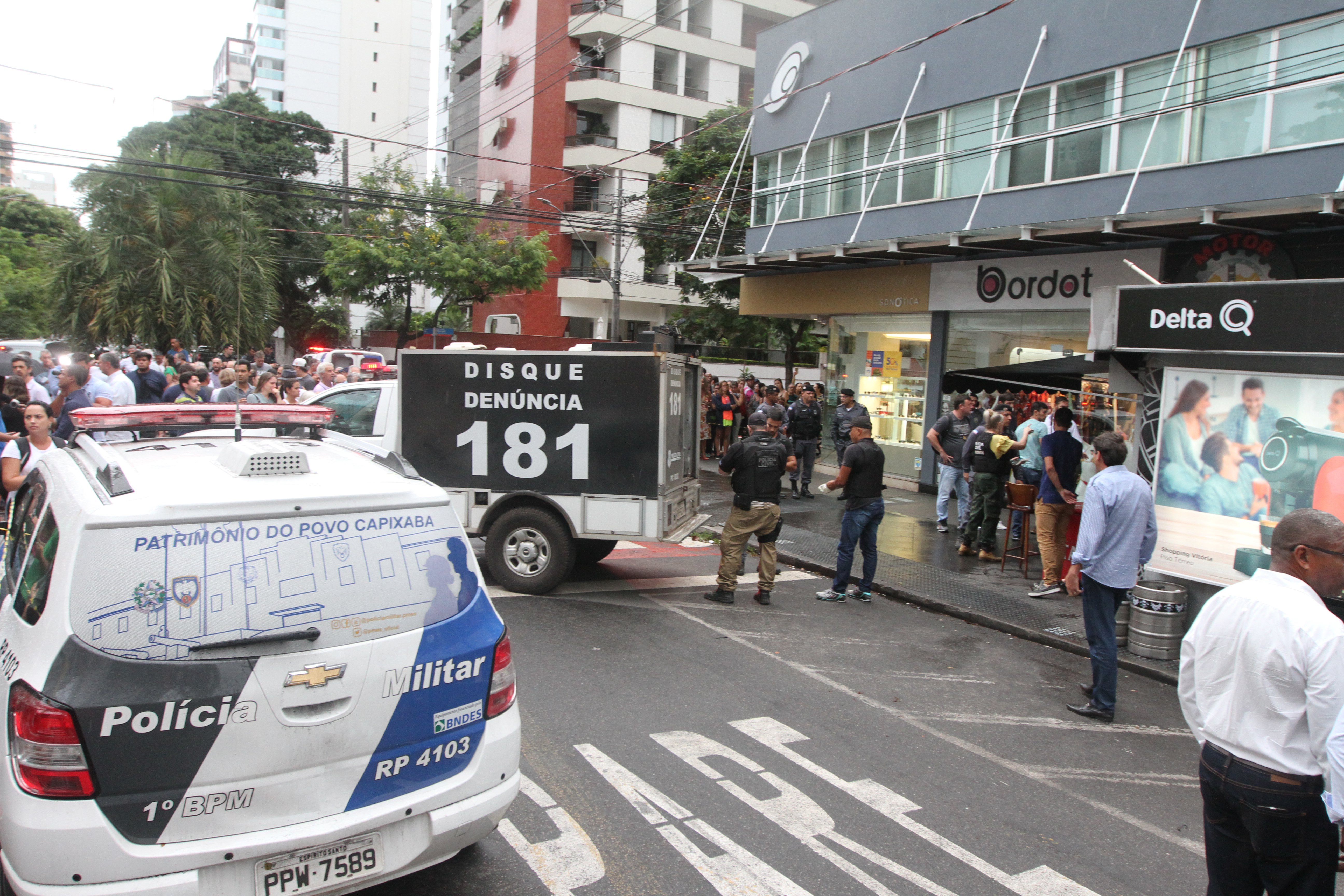 Crime aconteceu na rua Joaquim Lírio, na Praia do Canto, em Vitória. (Foto: Rodrigo Gavini/AT)