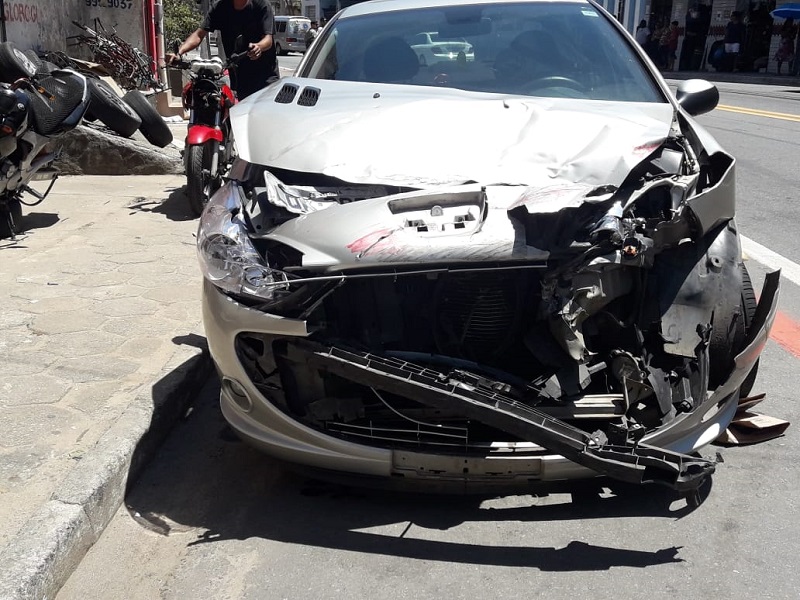 Carro que era conduzido por servidora pública ficou com a frente destruída e soltou fumaça do radiador (Foto: Esthefany Mesquita)