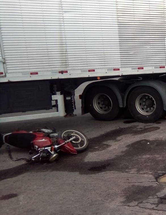 Motociclista morreu na hora (Foto: Gilmar Santos)