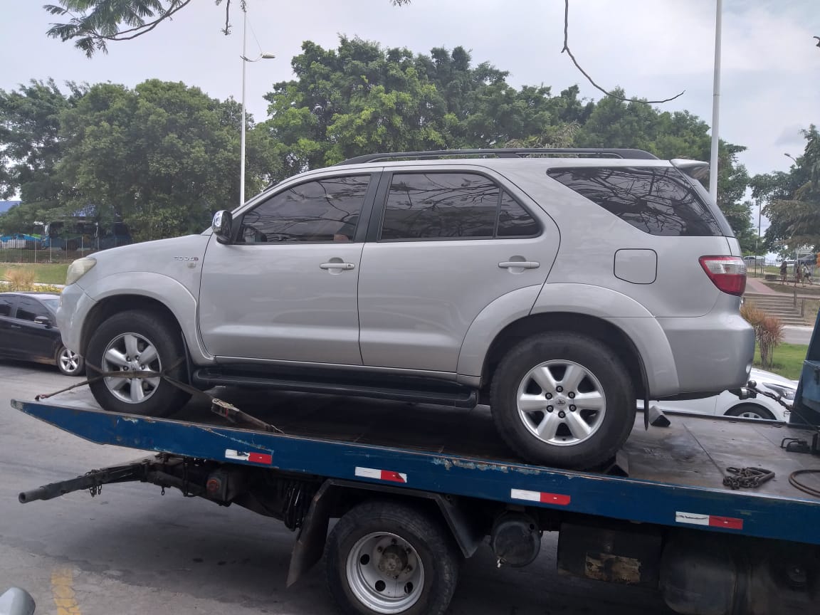Carro foi recuperado horas após o crime (Foto: Simony Giuberti)