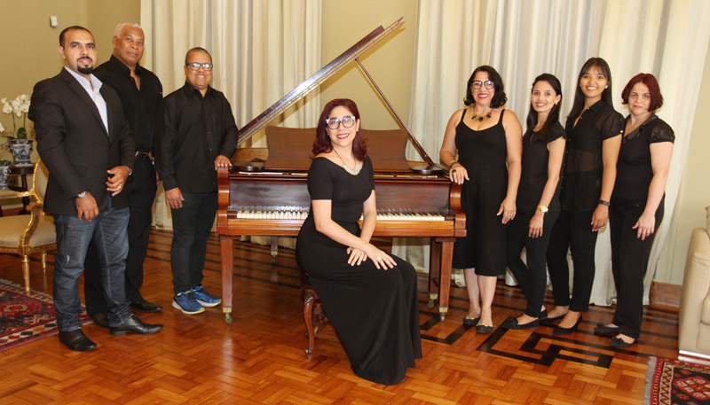 A regente Adalgisa Rosa, no centro, com o Coral Missão Praia da Costa: show de surpresas e emoções (Foto: Antonio Moreira / AT - 10/12/2018)
