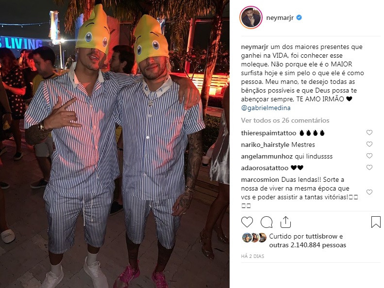 O bicampeão mundial de surfe usou o mesmo pijama e, assim, eles reeditaram uma dupla que marcou a infância de muita gente (Foto: Reprodução/Instagram/Neyrmar/@neymarjr)