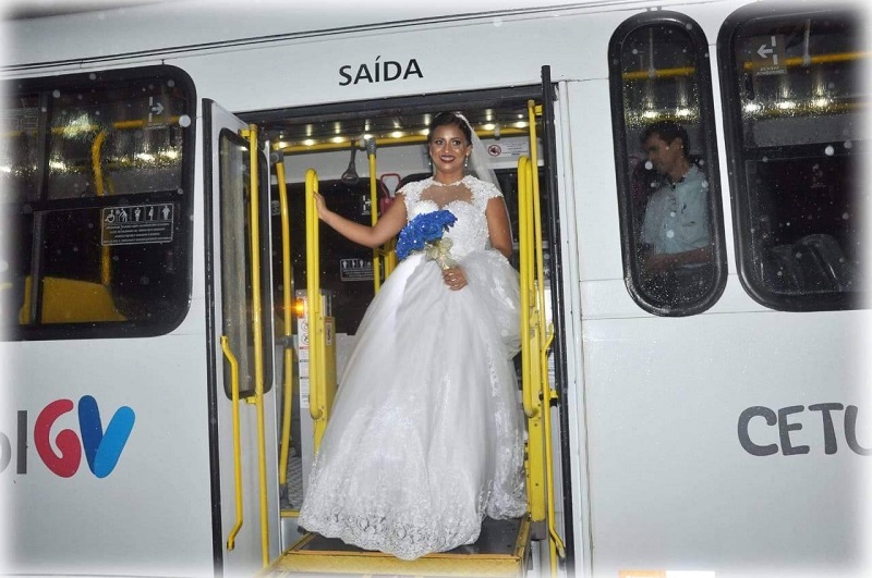 Jaqueline da Silva foi de ônibus para a igreja e também para a festa. Um dos trechos foi dirigido pelo noivo, que é motorista de coletivo (Foto: Sérgio Ferreira Saar/ Jornal A Tribuna)