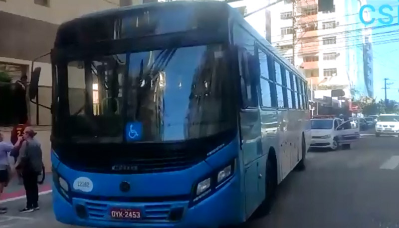 Ônibus colidiu com dois carros que estavam estacionados (Foto: Reprodução / Facebook (CSI))