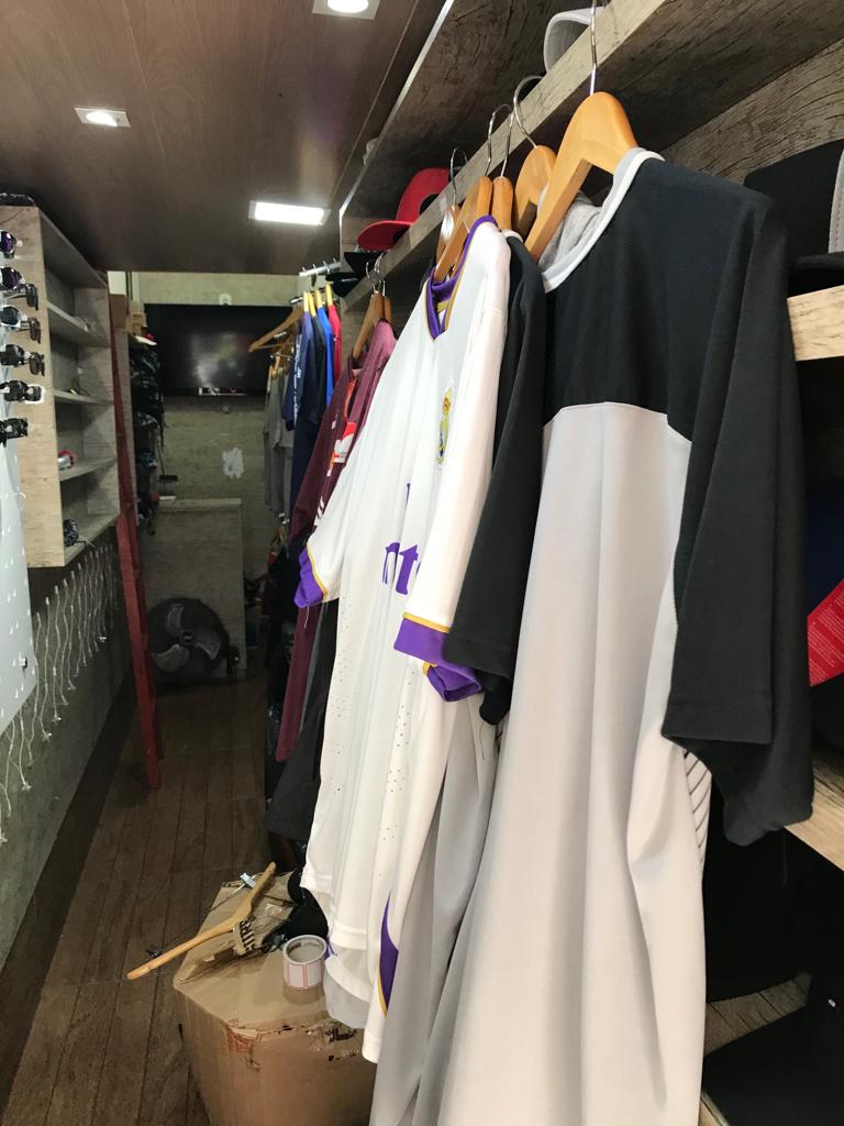 Camisas de times e da Seleção Brasileira de futebol foram apreendidos na operação (Foto: Divulgação / PCES)