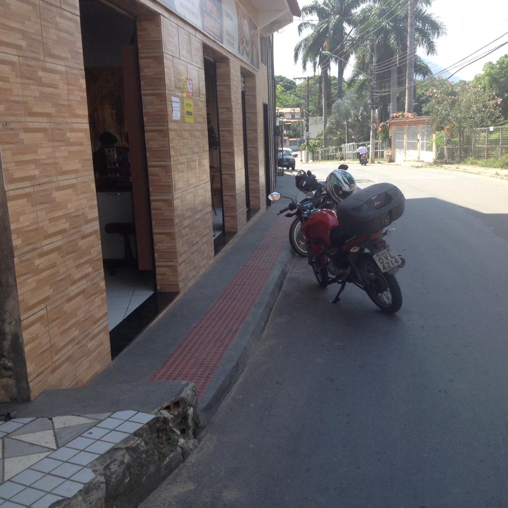 Entrada da padaria em Viana, que foi assaltada (Foto: Kananda Natielly)