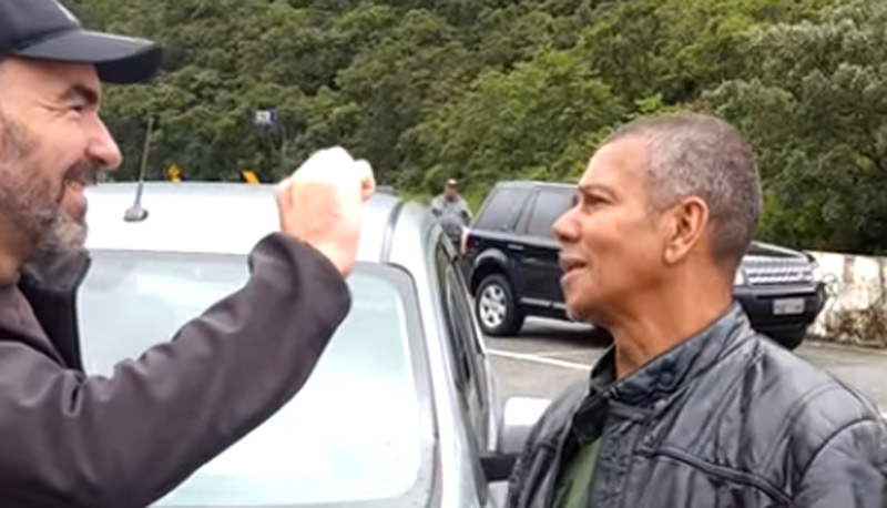 Pedrinho Matador concede entrevista após ser reconhecido nas ruas (Foto: Reprodução Youtube)