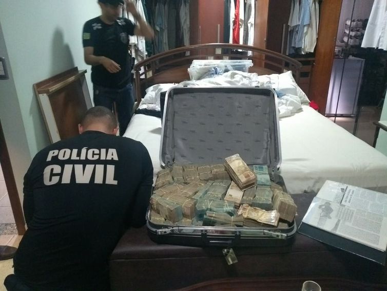 Polícia de Goiás encontra dinheiro dentro de mala em casa de João de Deus (Foto: Divulgação/ Polícia Civil de Goiás )