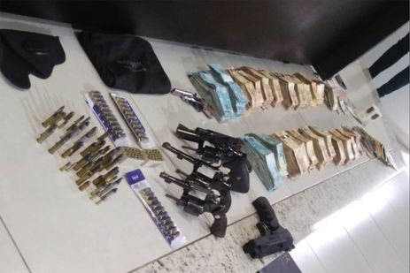 Armas e dinheiro apreendidos em endereços ligados ao médium goiano João de Deus (Foto: Divulgação/Coordenação de Comunicação da PC-GO)