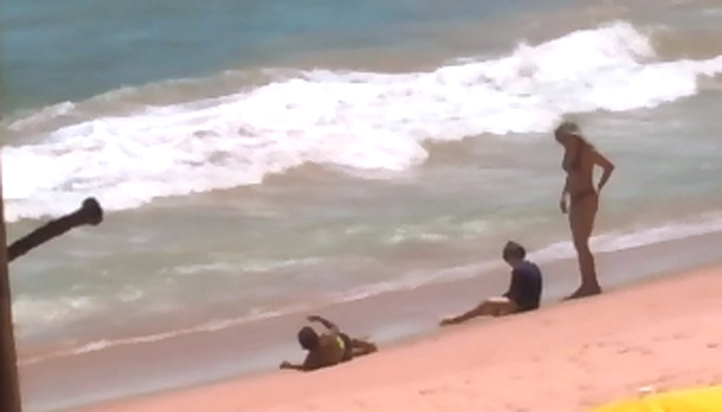 Menino continuou brincando na praia após ser resgatado (Foto: Divulgação / Prefeitura de Vila Velha)
