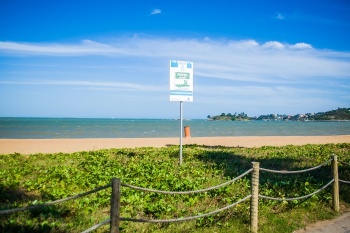 Placas indicam a classificação das praias de Vitória para o banho de mar (Foto: Leonardo Silveira/PMV)