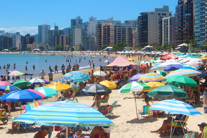 Praia de Guarapari ficou lotada na manhã deste sábado (Foto: Roberta Bourguignon / AT - 22/12/2018)