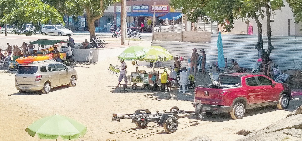 Carros infratores ficam no meio da praia e atrapalham banhistas. Local fica na Praia do Morro e é sinalizado com placa alertando sobre proibição (Foto: Roberta Bourguignon/A Tribuna)
