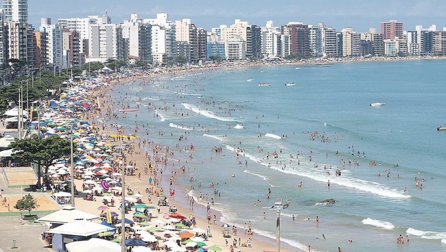 Praia do Morro, em Guarapari, também vai ter sobrevoo de drone da PM para identificar assaltantes e traficantes que atuam durante o período de verão (Foto: Roberta Bourguignon)