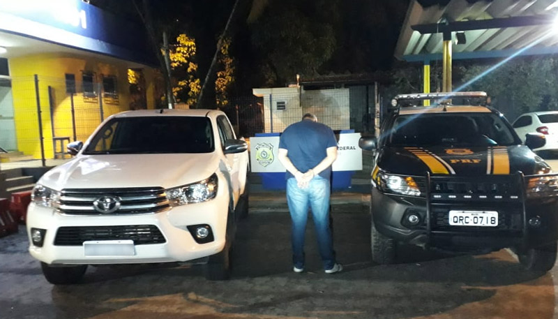 Suspeito foi preso e levado à delegacia da cidade (Foto: Divulgação / PRF)