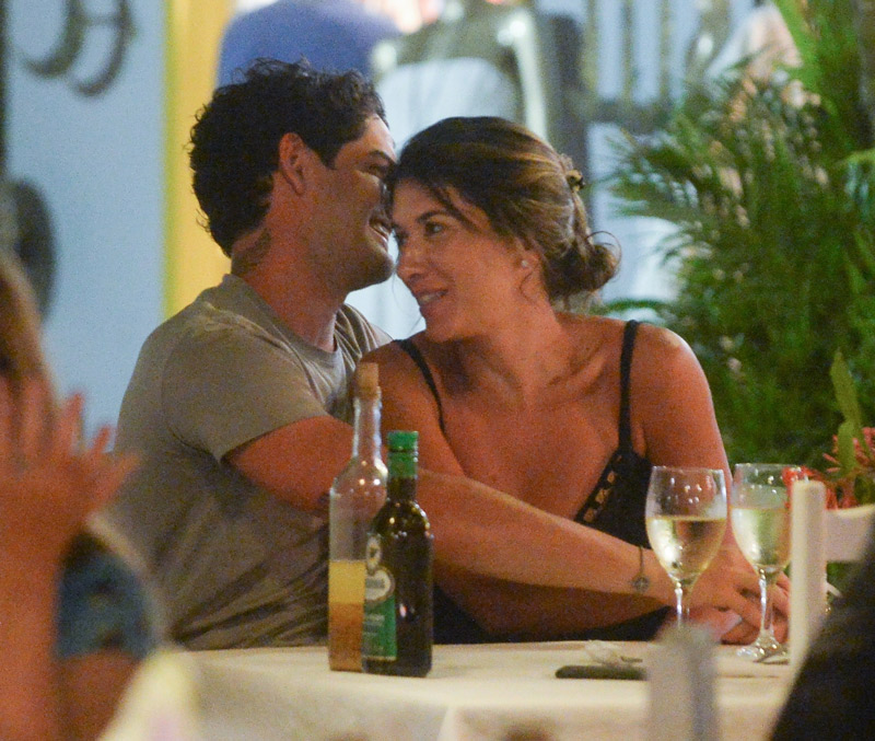 Rebeca Abravanel e Alexandre Pato foram vistos curtindo a noite em restaurante de Trancoso, na Bahia (Foto: Francisco Cepeda / AgNews)