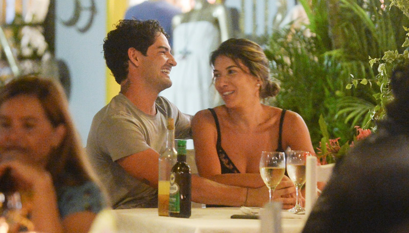 Rebeca Abravanel e Alexandre Pato foram vistos curtindo a noite em restaurante de Trancoso, na Bahia (Foto: Francisco Cepeda / AgNews )