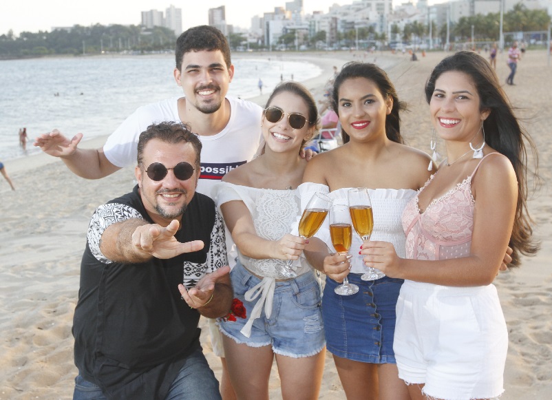 Macacko, cantor Macacko, do Bloco Bleque - (blusa preta), Gabriel Barbosa - (blusa branca),Ingrid Zanon (loira), Mikaella Reis - (morena), Juliana Reis ( blusa rosa) (Foto: Leone Iglesias/A Tribuna)