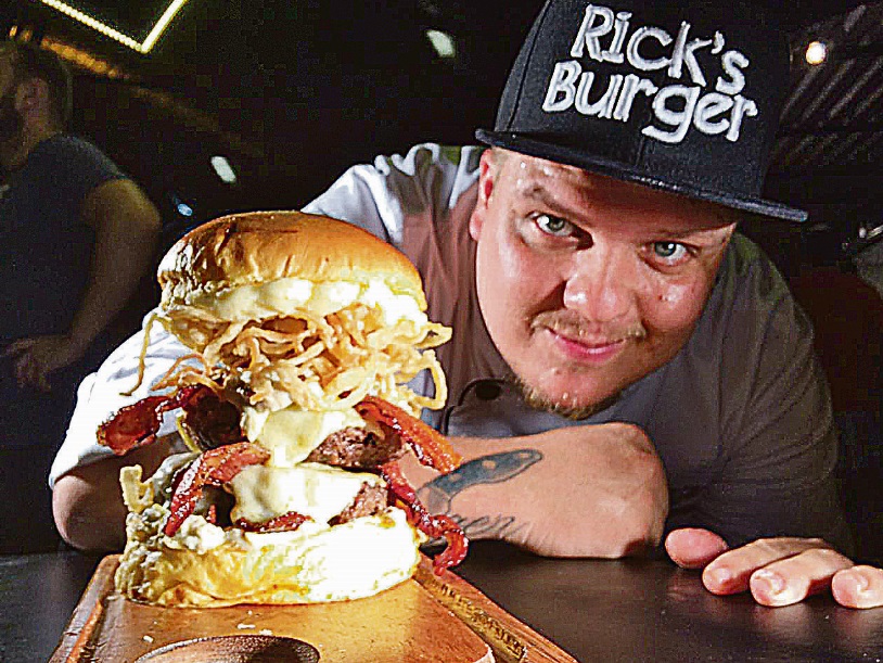 Henrique Cesar traz  novidades: em breve, irá abrir a quinta lanchonete, no Shopping Vitória, e um estabelecimento exclusivo no próximo ano, o Ricks Pocket (Foto: Ricks Burger)