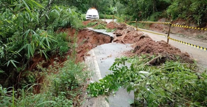 Parte da rodovia cedeu após chuvas na região (Foto: Divulgação/ Defesa Civil Municipal)