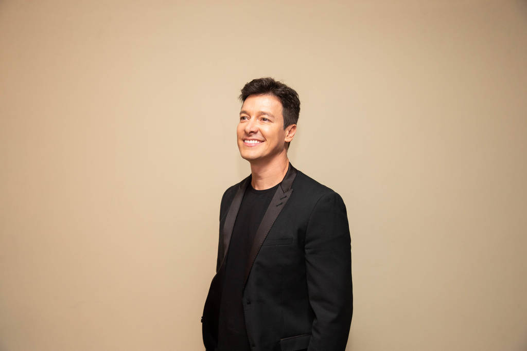 Rodrigo Faro vai interpretar Silvio Santos no cinema (Foto: Marcus Leoni/Folhapress)