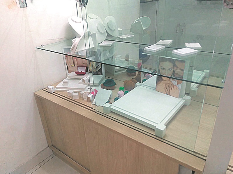 Vitrine da joalheria ficou vazia após a ação dos criminosos. Eles também arrombaram um cofre e deixaram um rastro de destruição no interior da loja (Foto: Kananda Natielly)