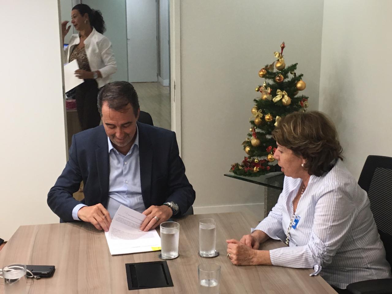 Assinatura para a criação do serviço (Foto: Divulgação/ Santa Casa de Vitória)