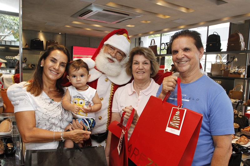 Ao lado do Papai Noel Gilberto Dias Cardoso e do neto Tito Bumachar de Souza, os avós do bebê Penha Mello, Ana Christina de Souza e José Bento de Souza (Foto: Fábio Nunes/ AT/ 30/11/18)